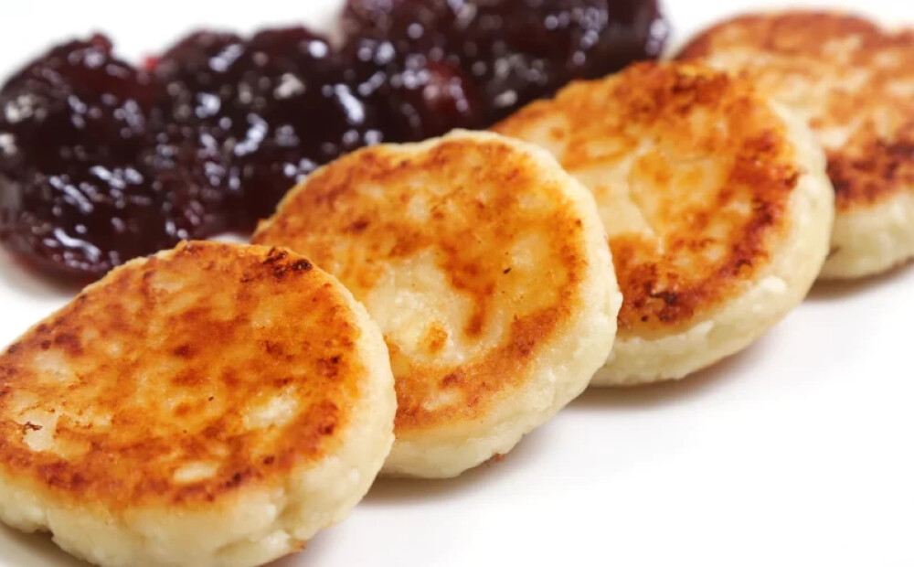 Gardie un veselīgie biezpiena plācenīši bez cukura – recepte, kas iepriecinās ikvienu!