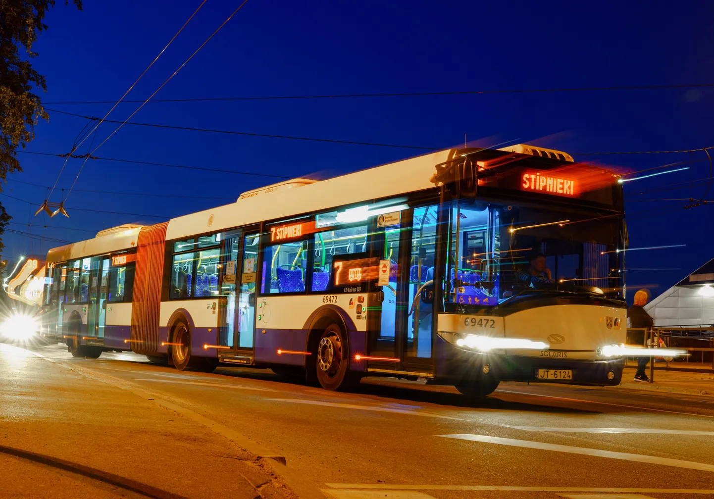 Jauns nakts autobuss uz Rīgas lidostu: Viss, kas jāzina par N22 maršrutu