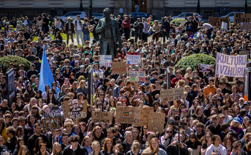 Tūkstošiem studentu Čehijā cīnās par sabiedrisko mediju neatkarību: valdības plāns izsauc plašus protestus