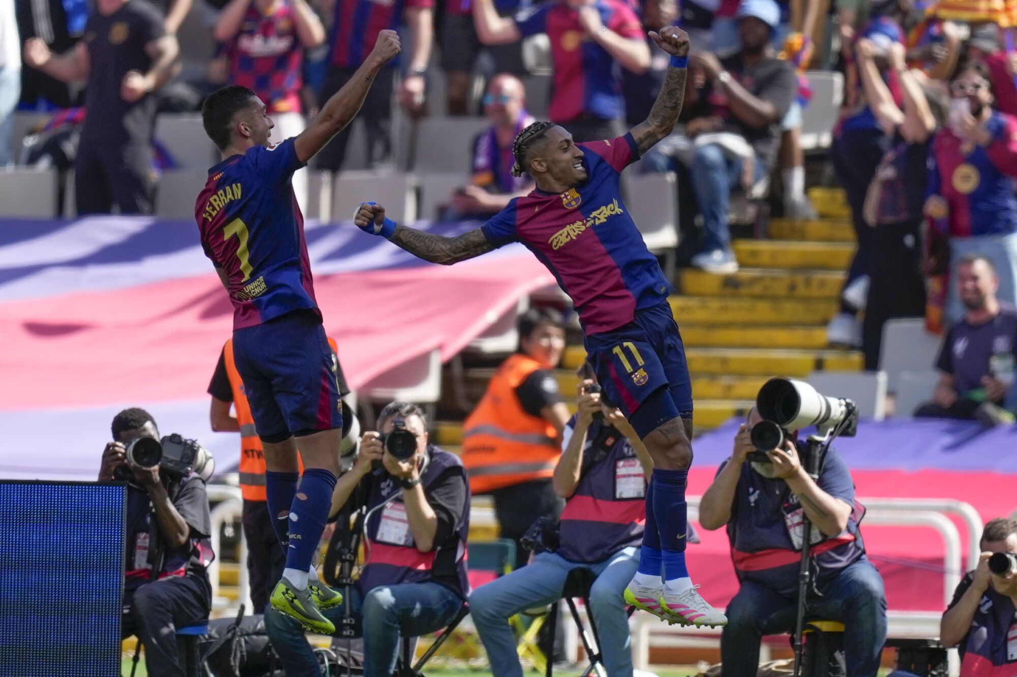 “Barcelona” triumfē “El Clásico” un izcīna Spānijas čempiontitulu, remdējot trenera Flika sēras