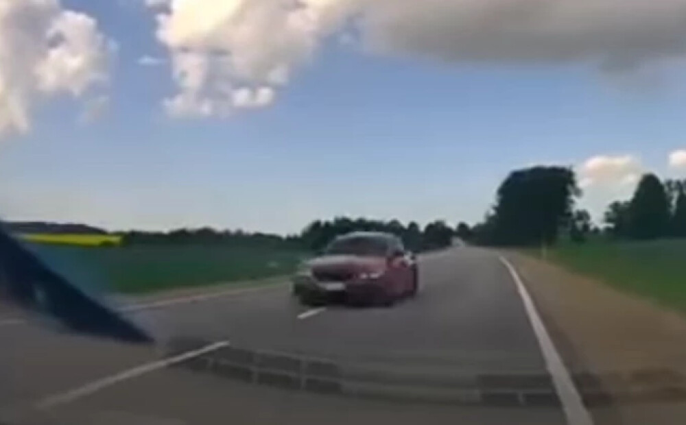 Šokējošs video: Uz Bauskas šosejas pēdējā brīdī novērsta traģiska frontāla sadursme