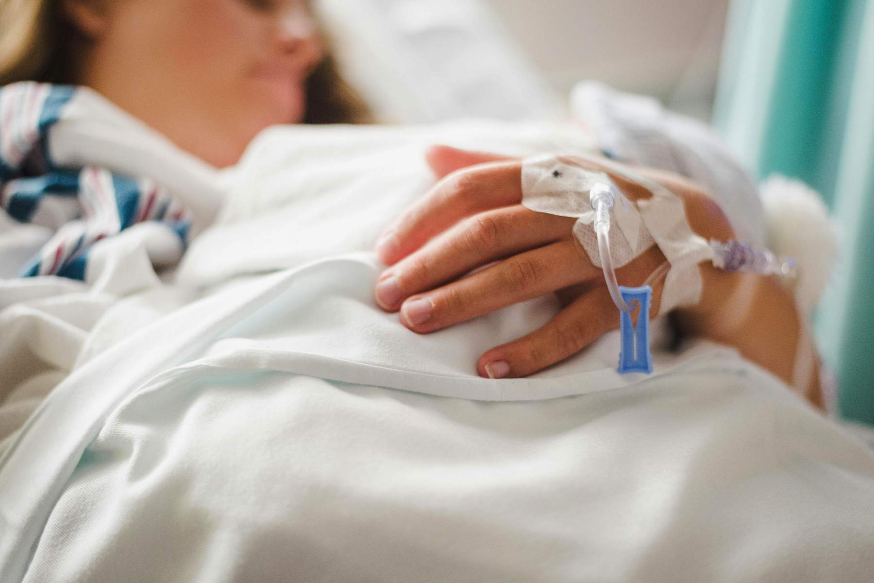 Bērns ar heroīna karoti mutē: Igaunietes Evelīnas skaudrais stāsts par atkarību un atgriešanos dzīvē