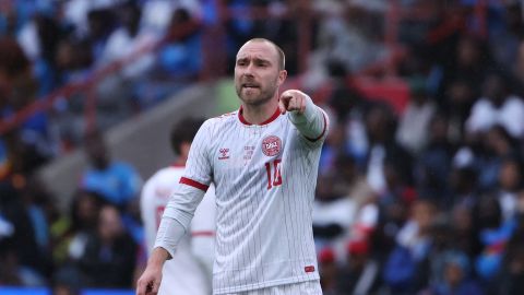 Dānijas futbola zvaigzne Kristiāns Ēriksens pārbaudes spēlē atkal saļimst: futbola pasaule aiztur elpu