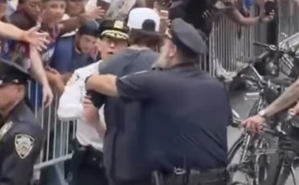 Interneta sensācija Ņujorkā: Policija “Knicks” spēlētāju Taileru Koleku notur par fanu čempionu parādes laikā