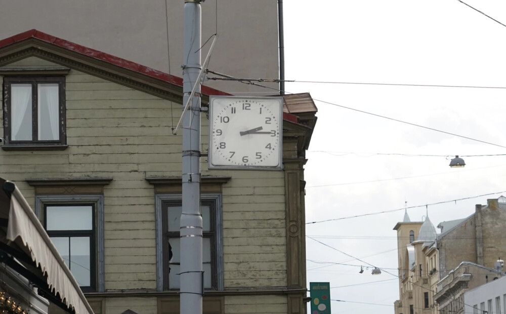 Rīgas pulksteņu mīkla: Dome skaidro neprecīzu laiku un tehnisko ķibelīti
