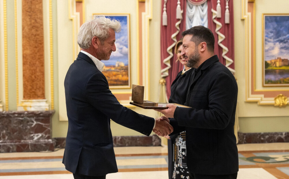 Zelenskis un Šons Penns sēž uz grīdas, piesaistot uzmanību pasākumā Kijivā