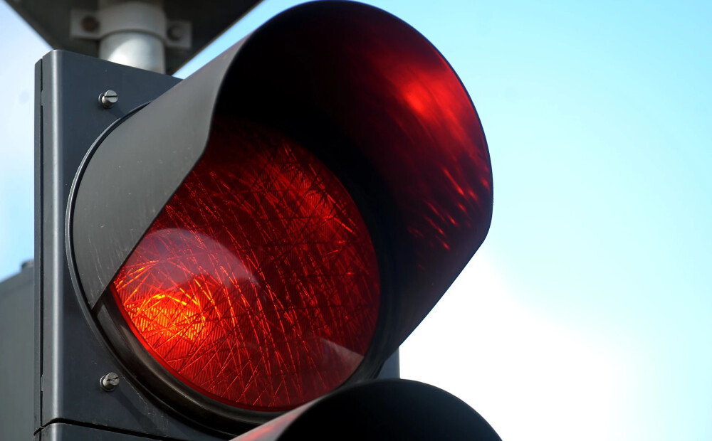 Eksperts skarbi par autovadītājiem, kuri ignorē sarkano gaismu remontdarbu zonā