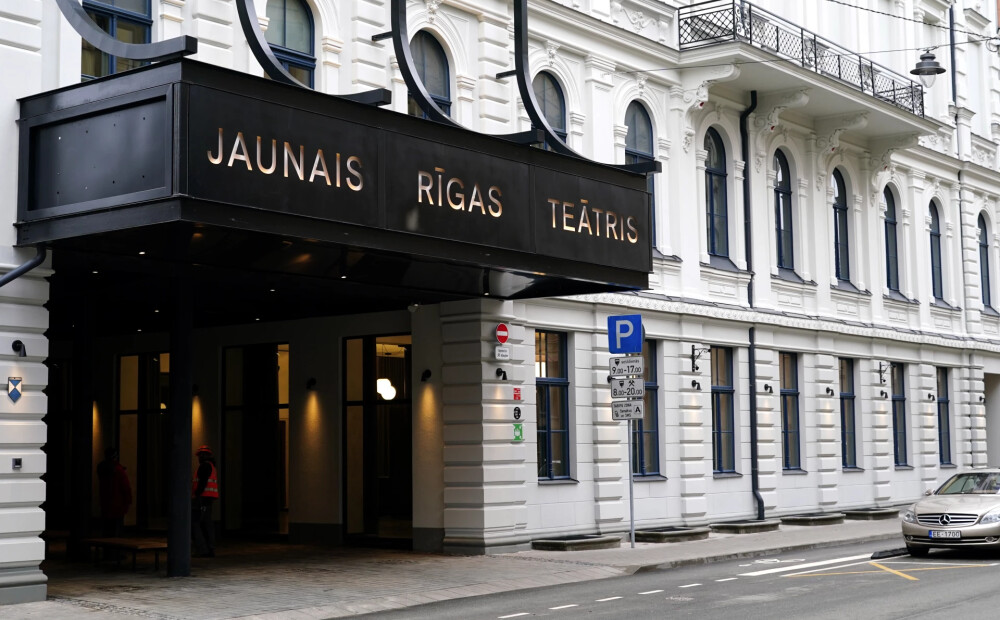 Jaunais Rīgas teātris evakuē skatītājus applūdušu telpu dēļ