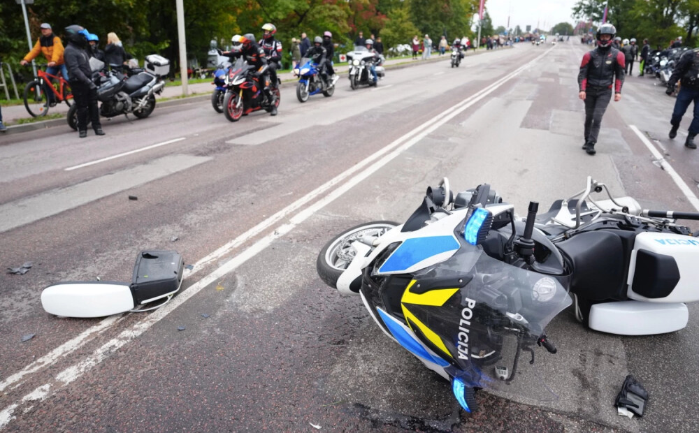 Jelgavas motoparādes laikā cietuši Valsts policijas motocikli