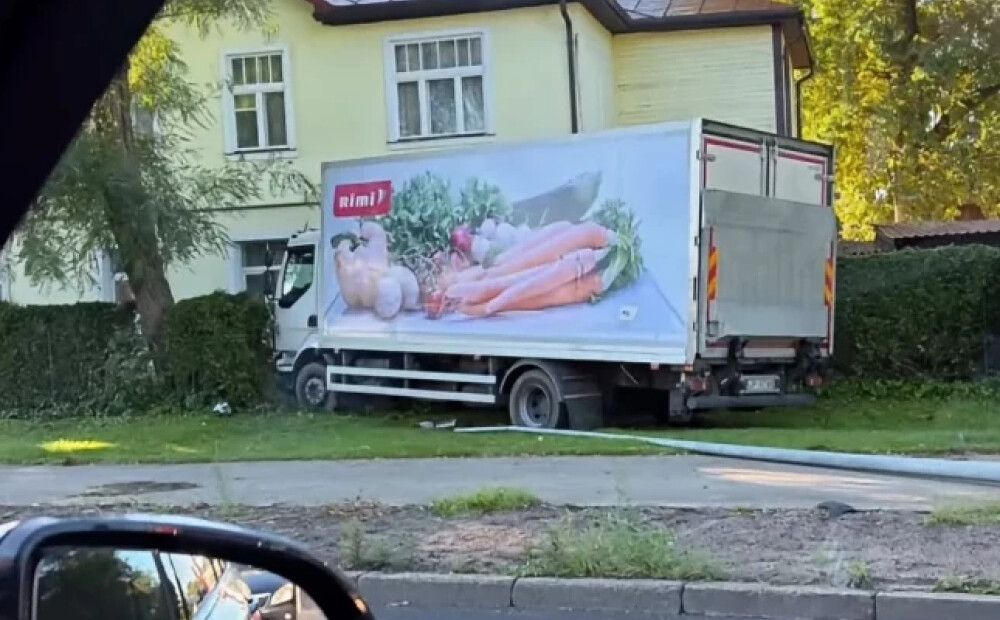 Kravas auto avārijā Rīgā atklājas, ka šoferim bija aizliegts vadīt transportlīdzekli