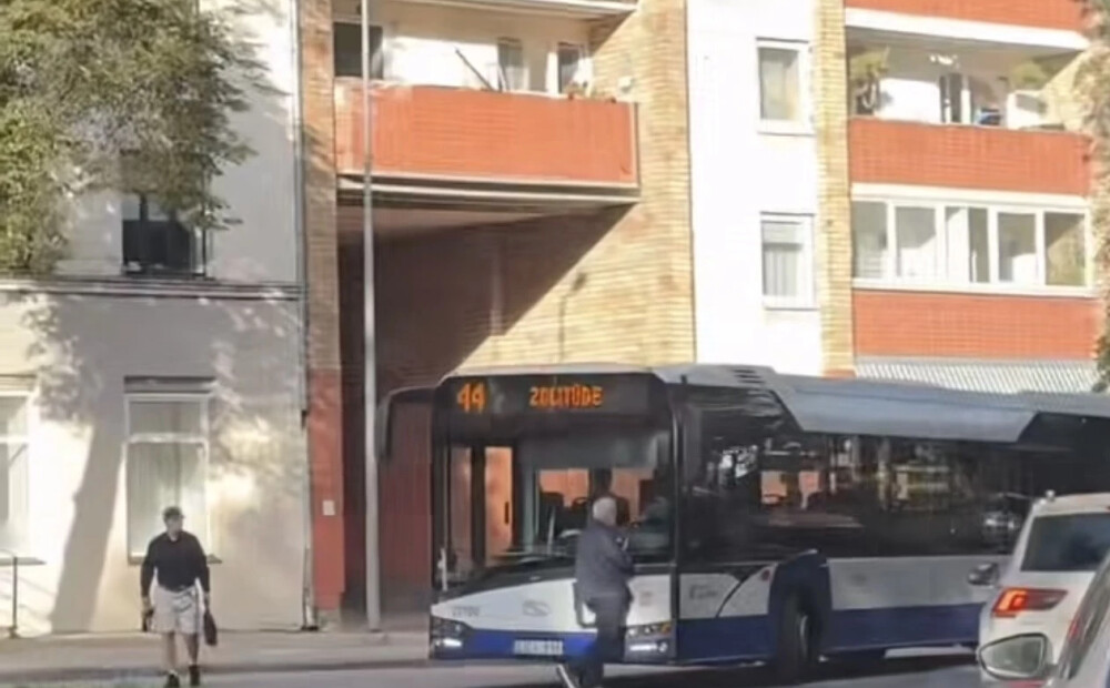 Kungs Rīgā ar neparastu metodi mēģina apturēt autobusu