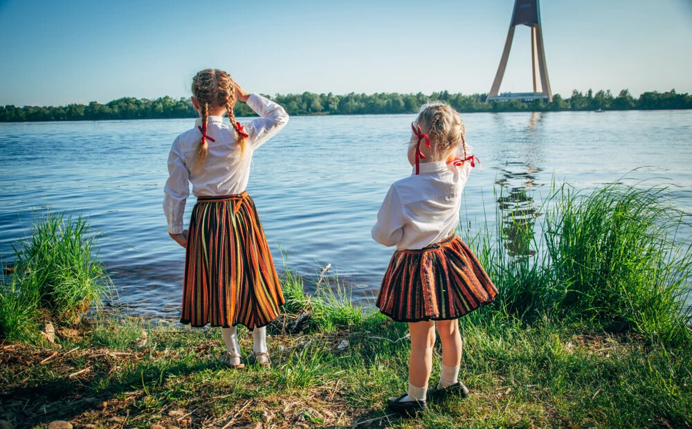 Kuri bērnu vārdi ir patiešām latviski? Lielais saraksts zēniem un meitenēm