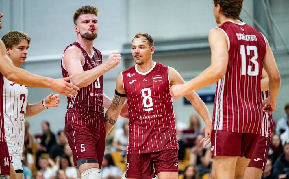 Latvijas vīriešu volejbola izlase sāk Eiropas čempionātu ar uzvaru pār mājiniekiem