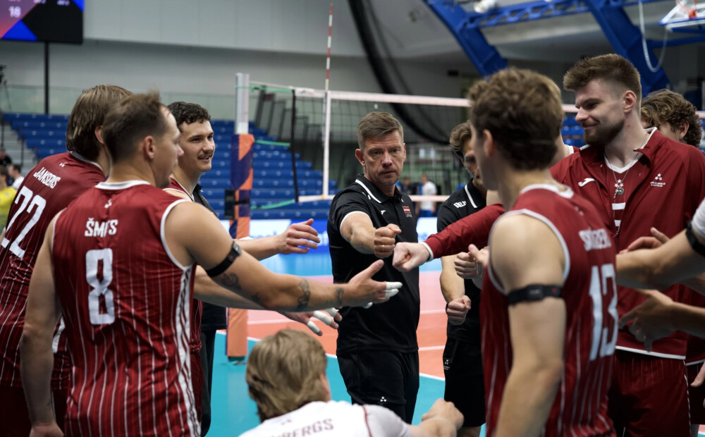 Latvijas volejbolisti sīvā cīņā piekāpjas Ukrainai, bet parāda raksturu