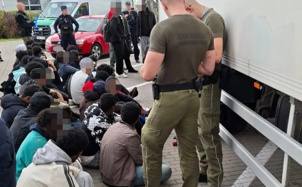 Polijā atrod no Latvijas vestu migrantu baru