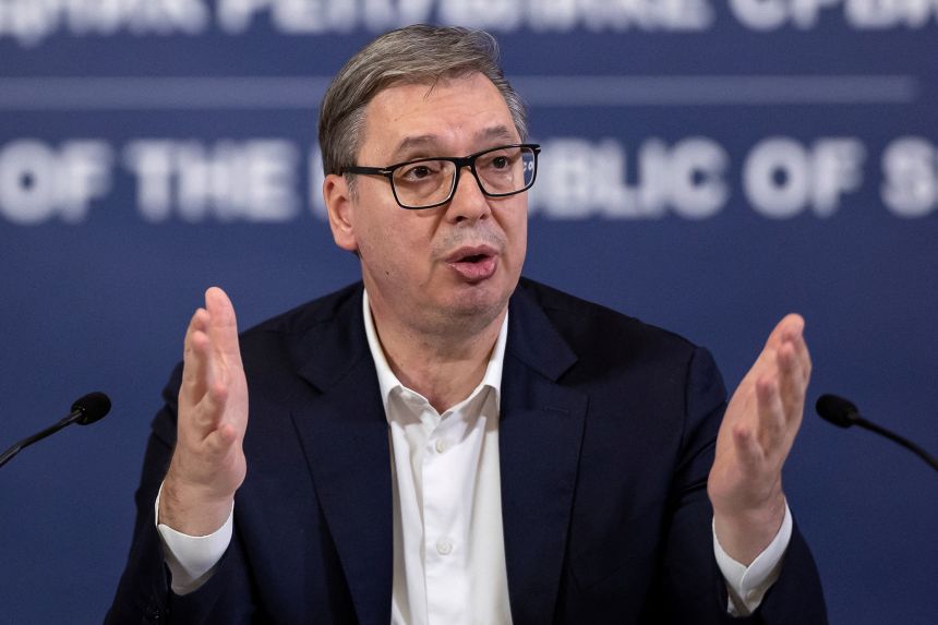 Serbijas prezidents Aleksandars Vučičs atkāpjas no amata