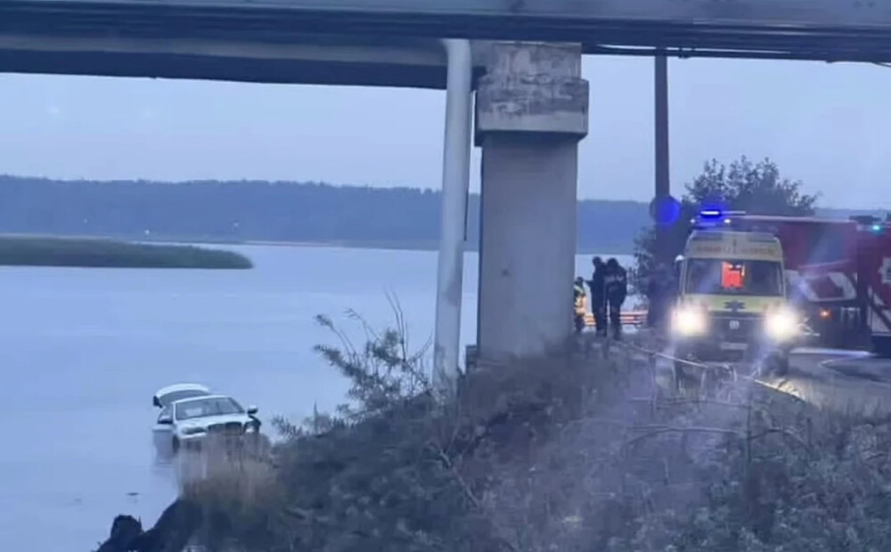 Zem tilta pār Mīlgrāvi ūdenī iebraukusi automašīna