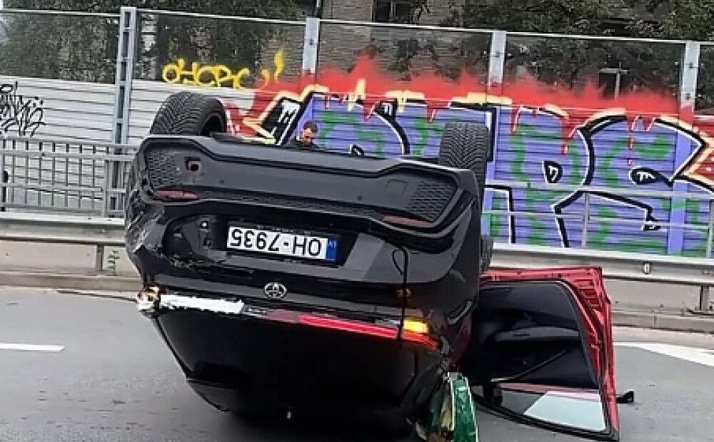 Avārijā uz Deglava tilta auto apmetas uz jumta