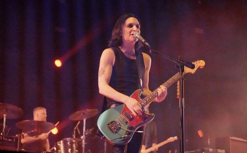 Placebo 30. jubilejas koncerts Rīgā atdzīvina 90. gadu atmosfēru